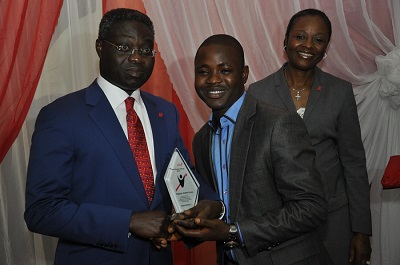 l-r: Phillips Oduoza, Group Managing Director/CEO, United Bank for Africa (UBA) Plc; presenting Mr. Olagbaju Oladele Sunday, Most Valuable Performer (MVP) award to a third time winner, while Obi Ibekwe , Executive Director, Human Resources and Customer Service, watches during the special recognition awards ceremony for UBA MVPs at the Bank’s Head Office in Lagos at the weekend